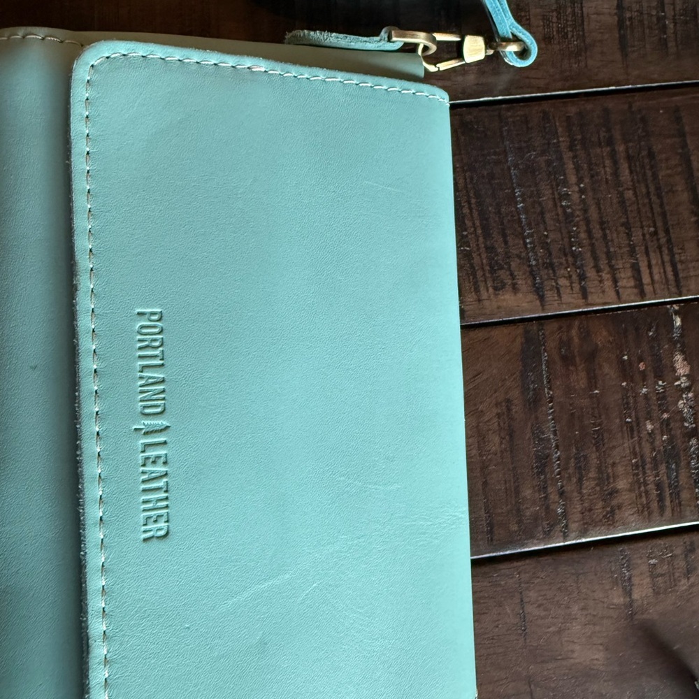 Portland Leather Mint Green Crossbody Bag NEW - Picture 2 of 3